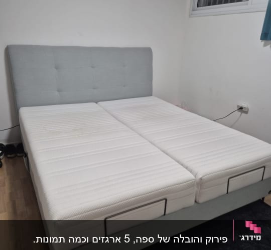 מיטה זוגית עם מזרנים בחדר שינה